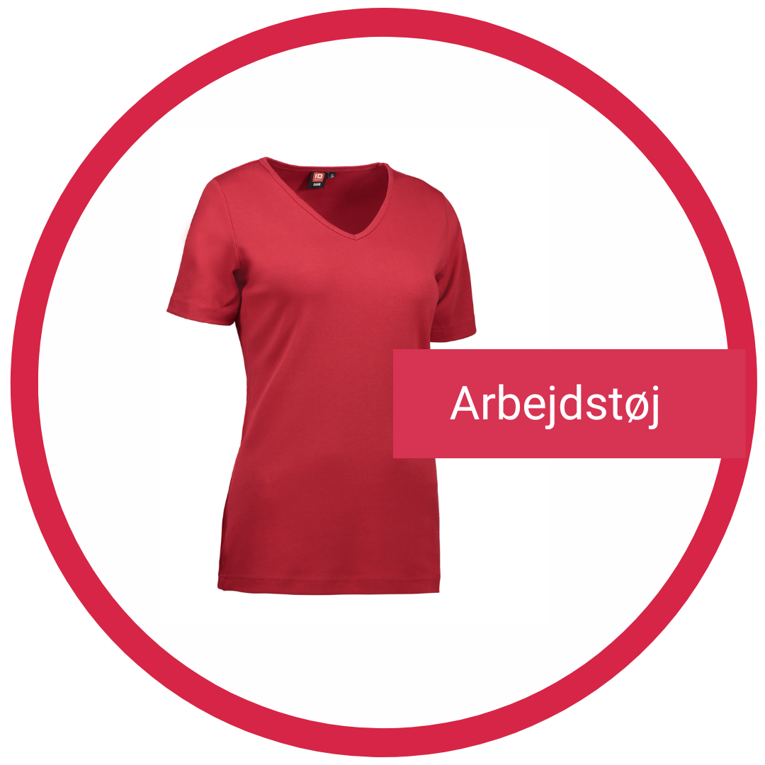 Rød t-shirt med V-hals og teksten "Arbejdstøj" i en rød cirkel.