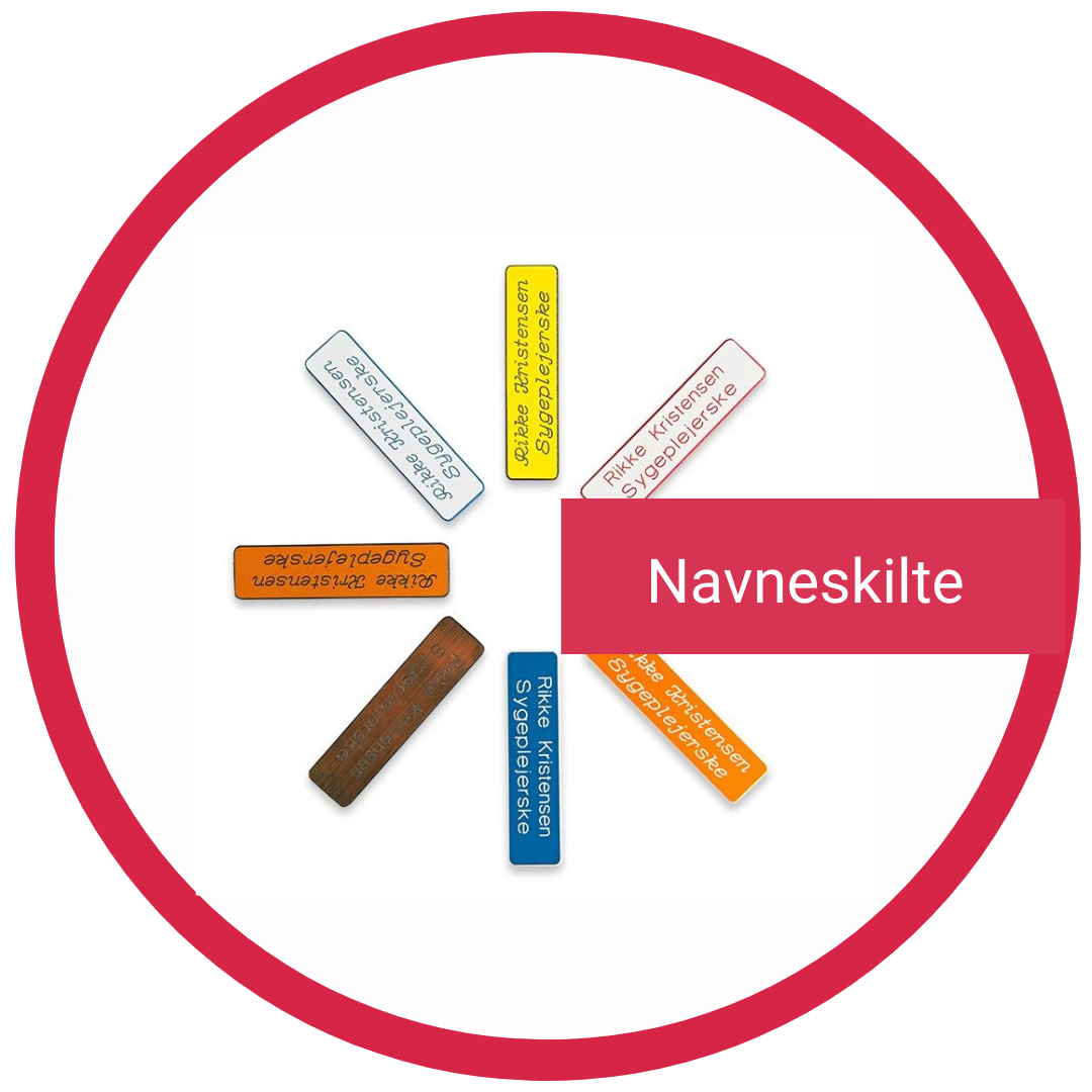 Illustration af navneskilte med teksten "Rikke Kristensen Sygeplejerske" i forskellige farver.